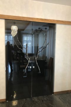 Стеклянная дверь с декором