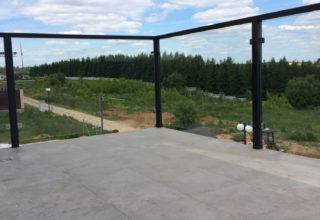 Ограждение из стекла в со стойками для открытой террасы загородного дома в Московской области