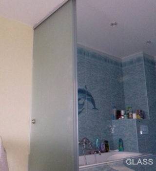 Стеклянная дверь для ванной комнаты в квартире типа «Слайд»