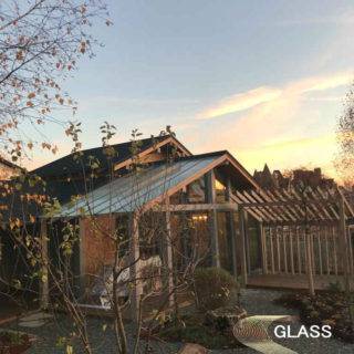 Деревянная беседка со стеклянной крышей