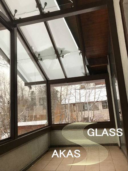 Изготовление и установка стеклянной крыши на спайдерах в частном доме, АКАС-Гласс