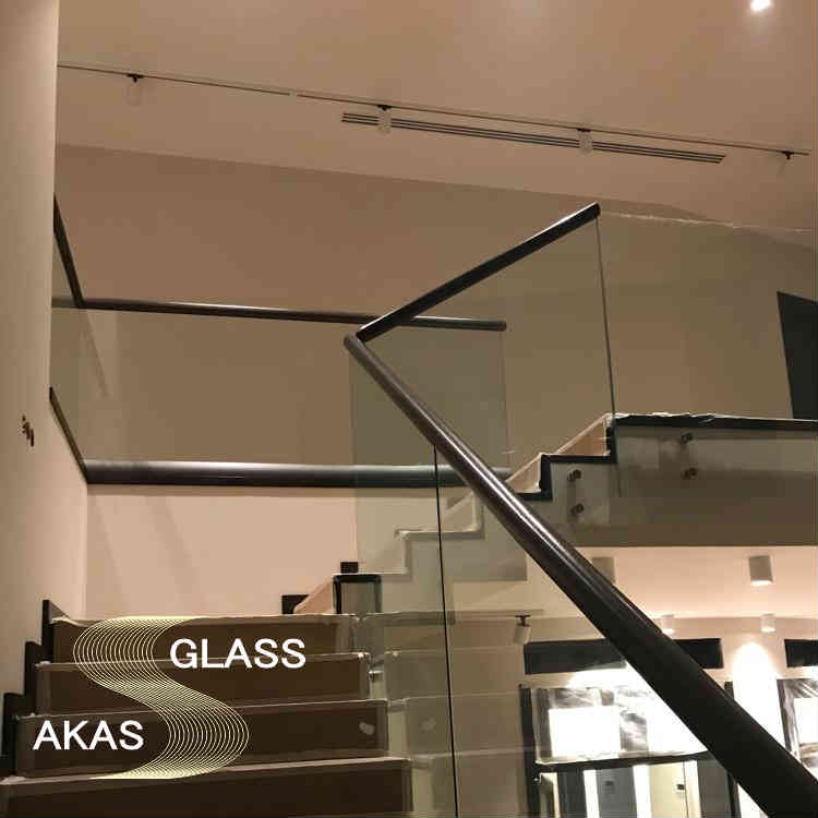 Ограждение из стекла для лестницы