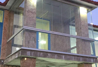 Безрамное остекление балкона в коттедже